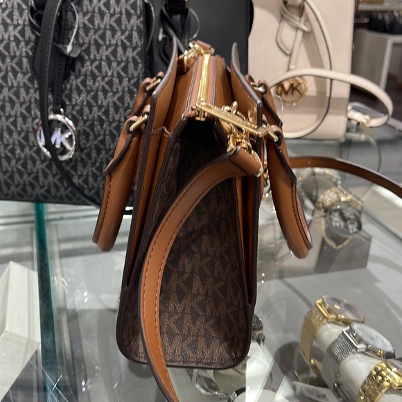 Michael Kors Small Sheila Satchel Crossbody
Bag Brown
NWT - Picture 15 of 16